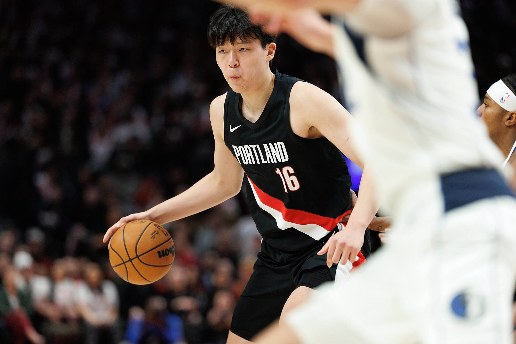 星空体育-拓媒：杨瀚森是失误制造机 三分需提升 低位单打时动作可以简化下